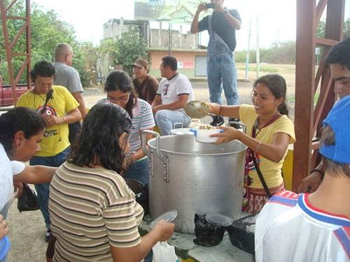 FFL volunteers in Ecuador distribute food