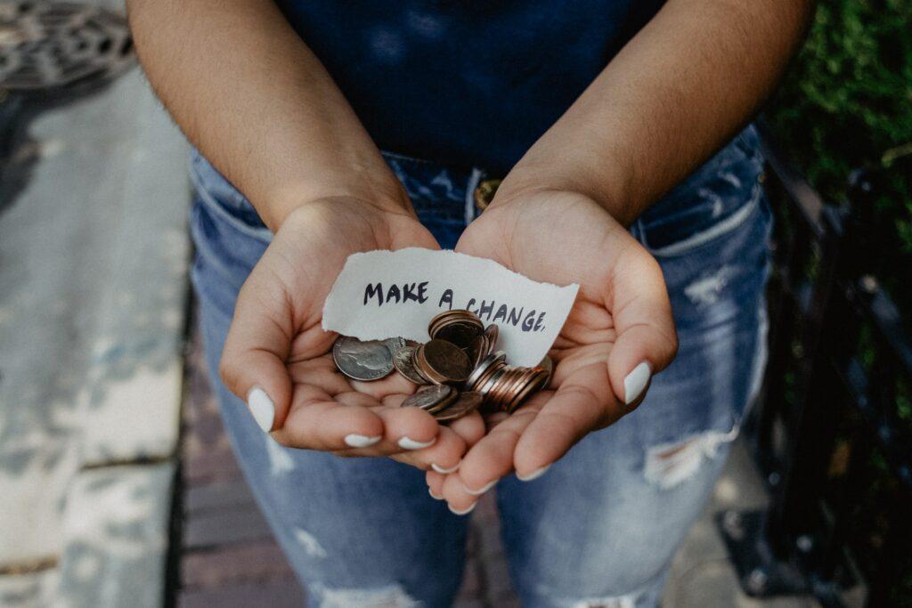A girl holding make a chenge note with a coins