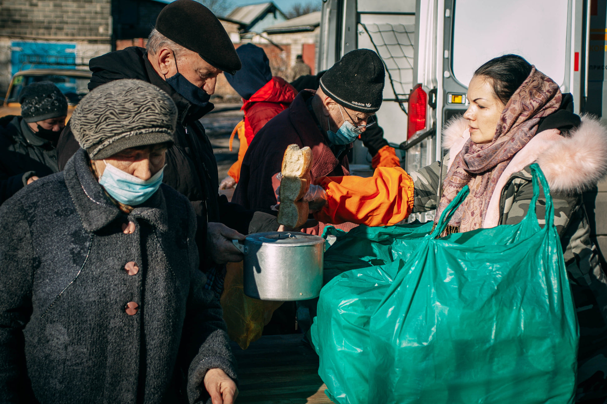 Жизнь в донецке. Пища жизни Донецк. Пища жизни среди разрухи. Волонтер с едой.
