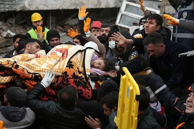 rescue workers captured while rescuing a child in a Turkish city
