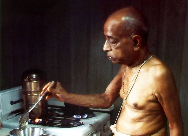 Srila Prabhupada cooking lunch