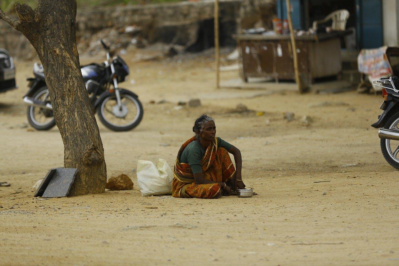 可怜的女人坐在地上