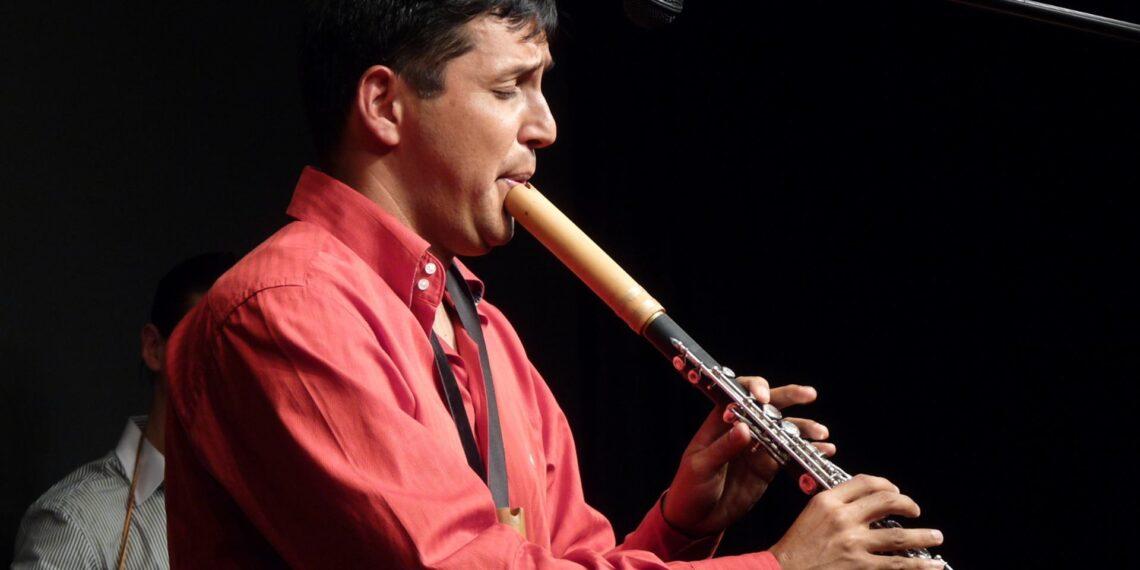Luis De La Calle เล่นฟลุต